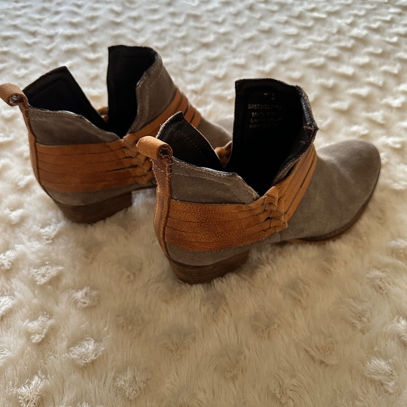 Diba True Booties, Sz 7 - Picture 2 of 5